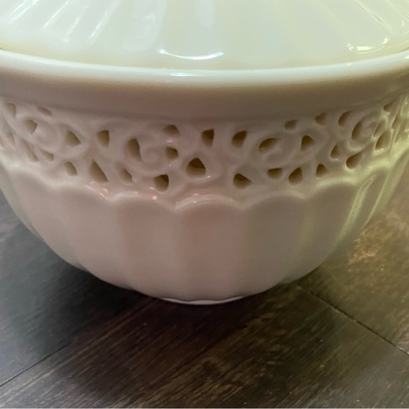 Ivory Lace Serving Bowl with Lid Rice Pattern I.Godinger & Co - Picture 8 of 13